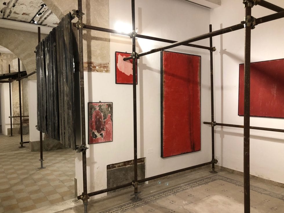 ‘SENZA NOME’, particolare mostra al museo diocesano di Trapani. Pure tableau vivant