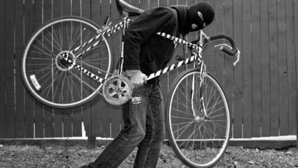 Ruba bicicletta ad Alcamo, interviene uomo delle forze dell'ordine. Presenti indifferenti