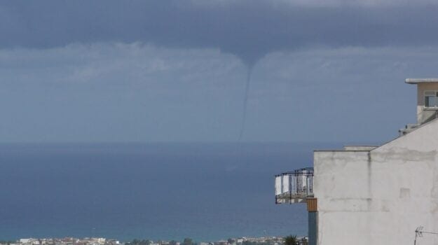 Tromba marina al largo di Castellammare, per fortuna nessun danno