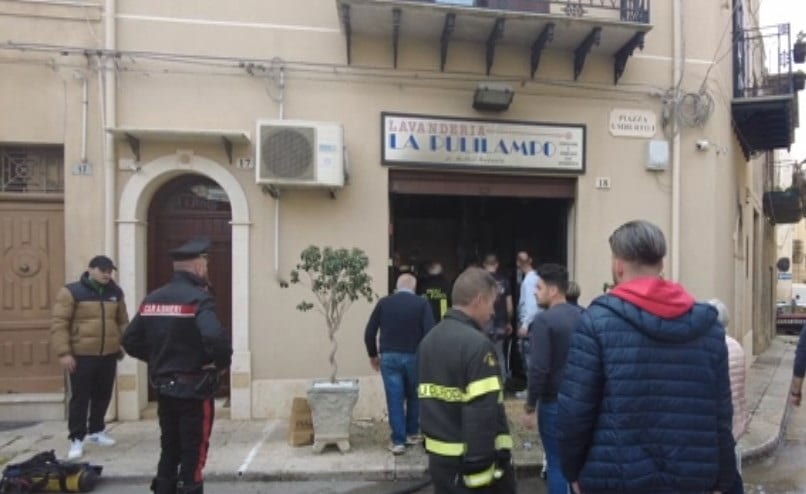 A fuoco lavanderia in pieno centro a Partinico, danni elevati e un intossicato