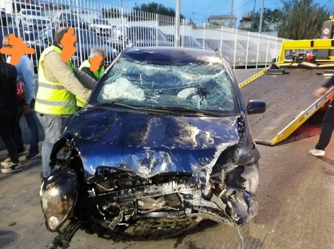 Auto semi-distrutta. Incidente autonomo di un'alcamese che si frattura una gamba
