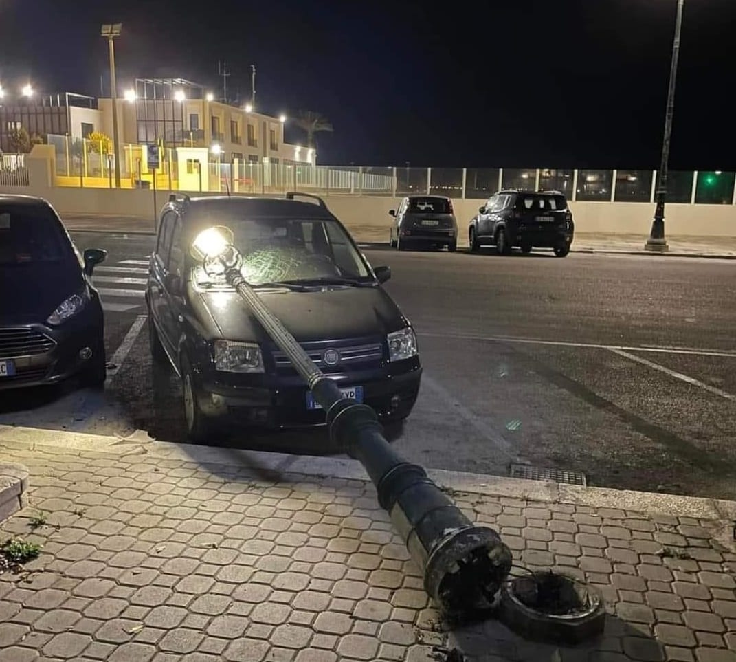Auto danneggiata da un lampione a Trapani, indignazione dei cittadini