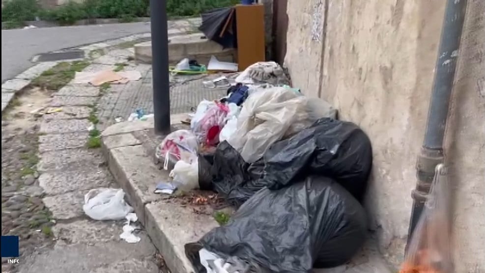 Discarica abusiva e sporcizia in via Discesa Santuario ad Alcamo. Scempio nel mese dei pellegrinaggi