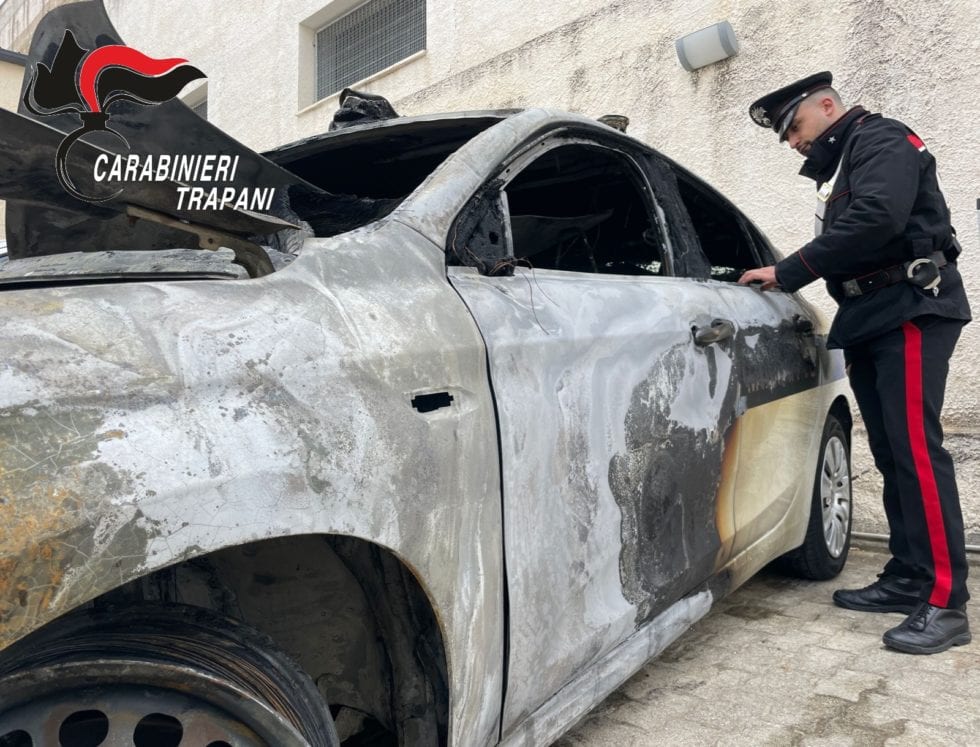 A fuoco due auto dei vigili urbani a Campobello, individuato l’autore