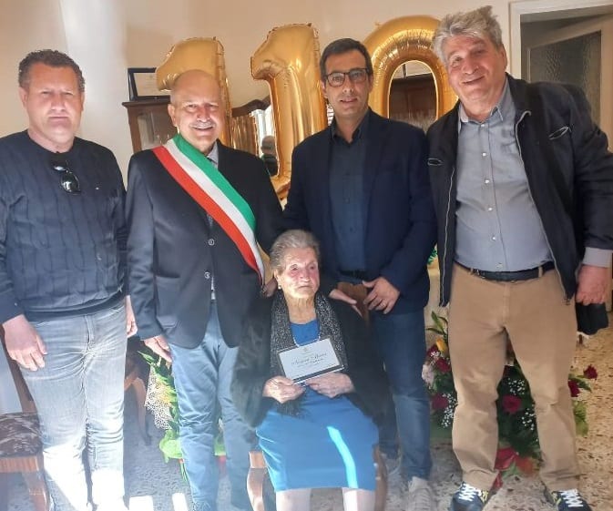 Paceco festeggia i 110 anni di Maria Novara. Amministrazione comunale consegna targa