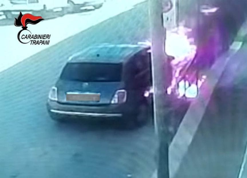 Incendia l'auto del suocero con liquido infiammabile, arrestato a Mazara del Vallo