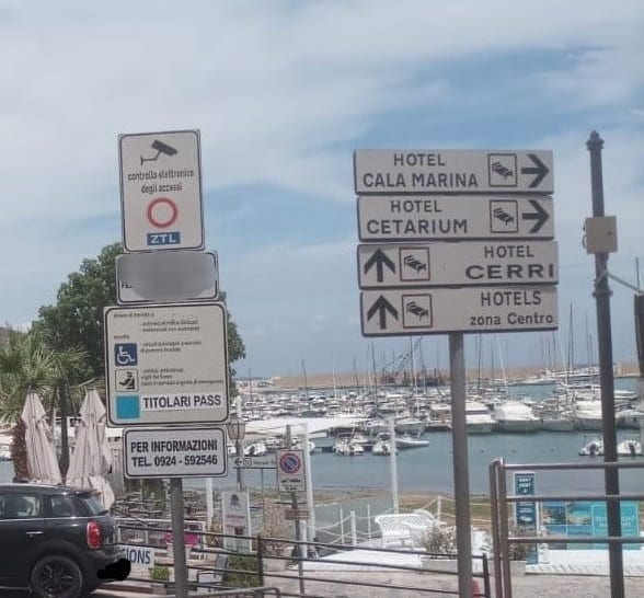 Fine della ZTL a Cala Marina, revocati i divieti. Malumori per le strisce blu sempre attive