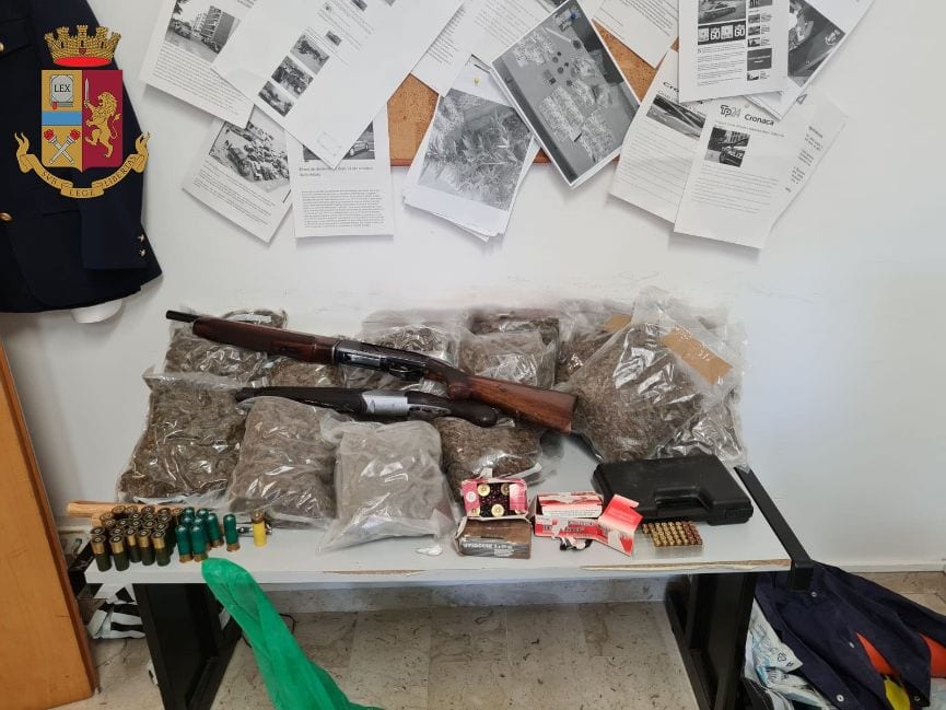 Nascondeva in casa 9 kg di marijuana e due fucili, arrestato a Trapani