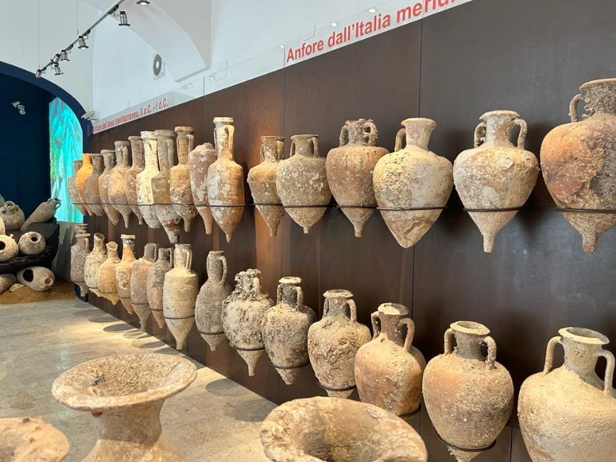 Mostra a Palazzo Milo a Trapani, anfore e reperti archeologici in primo piano