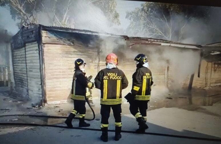 Incendio a capannoni nell'area commerciale di Mazara, indagini in corso