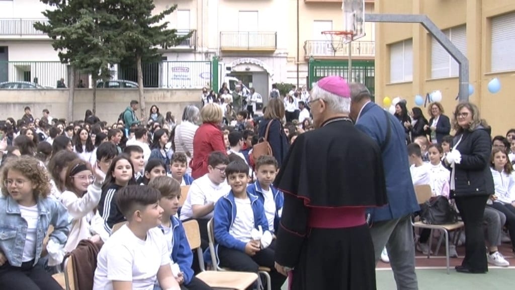 'Il mondo che verrà ', il vescovo porta il " NO alla guerra" in tutte le scuole