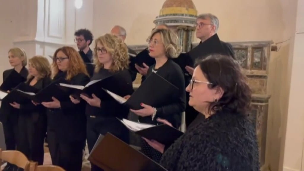 Conferenza contro la guerra alla presenza del vescovo, concerto del 'Jacopone da Todi'
