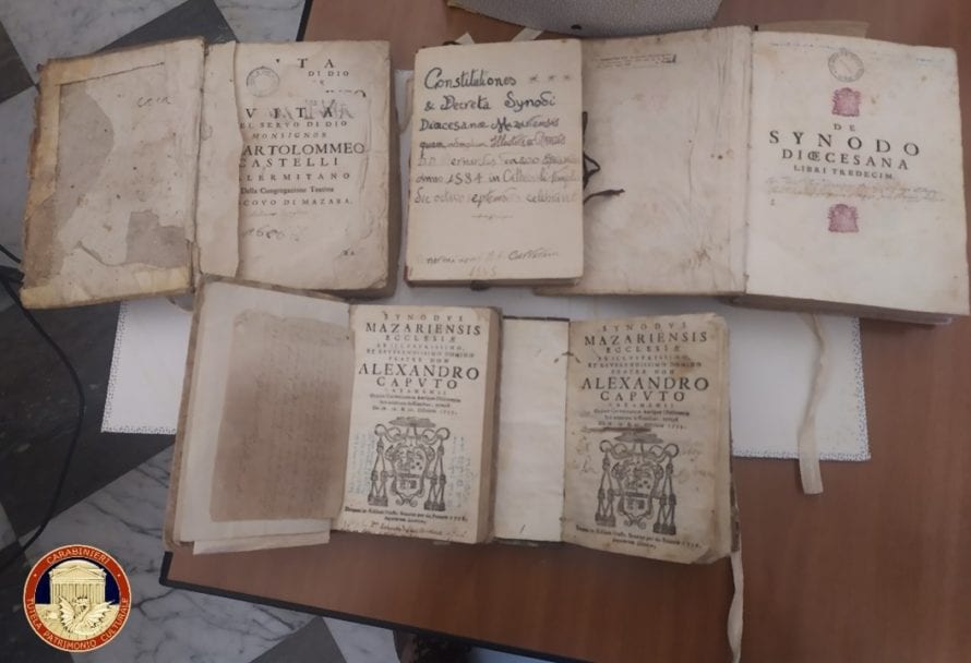 Traffico illecito di beni archeologici, restituiti 5.000 documenti all'archivio della Diocesi di Mazara