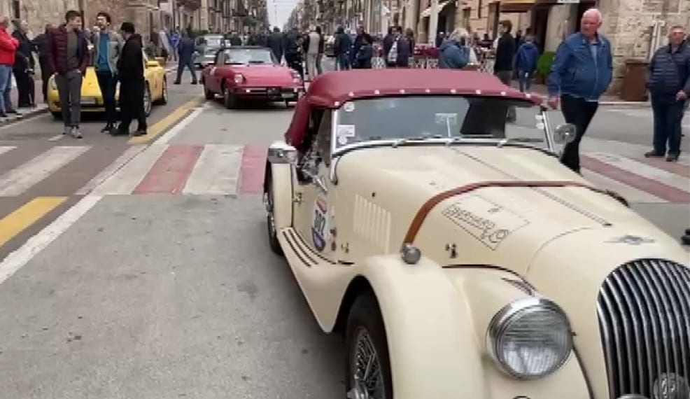 Giro di Sicilia ad Alcamo, festa per il passaggio delle auto d’epoca