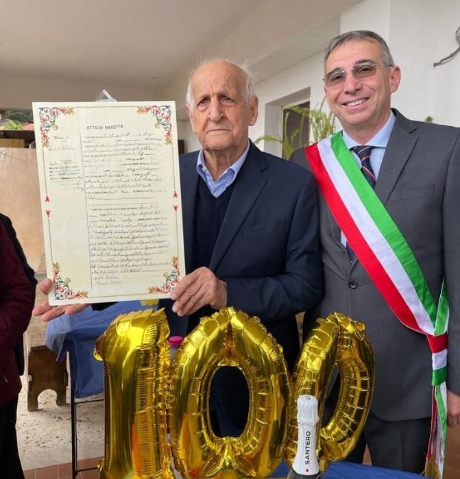 Castellammare festeggia i 100 anni di Sebastiano Lentini, consegnata targa al nonnino