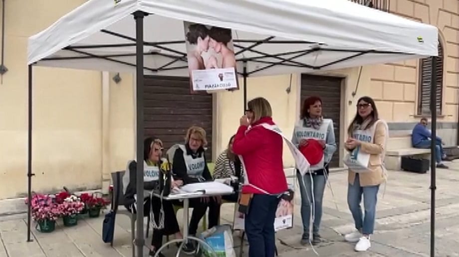 Vendita delle azalee della ricerca, volontari in piazza ad Alcamo