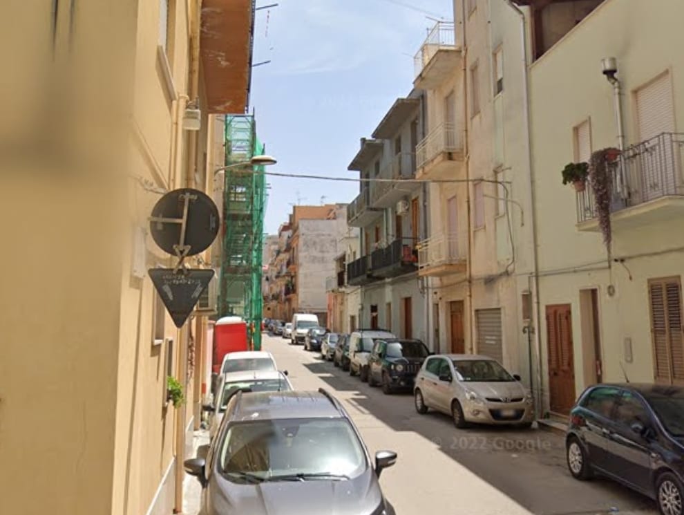Auto a fuoco ad Alcamo, proprietario mette in salvo anziana coinquilina
