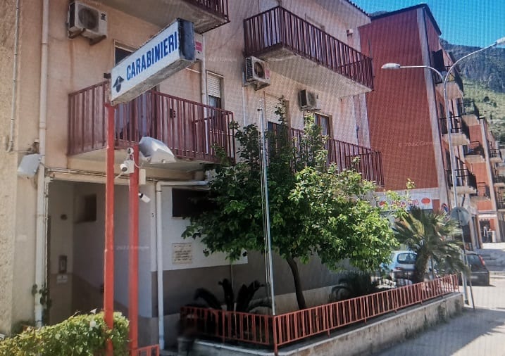 Furto di autovettura, di carta di credito e di denaro dal bancomat. Alcamese arrestato a Castellammare del Golfo
