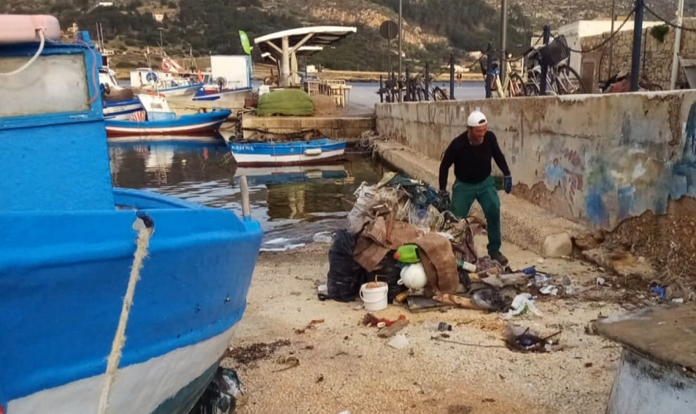 Pulizie straordinaria delle discariche abusive a Favignana, interventi pure al porto