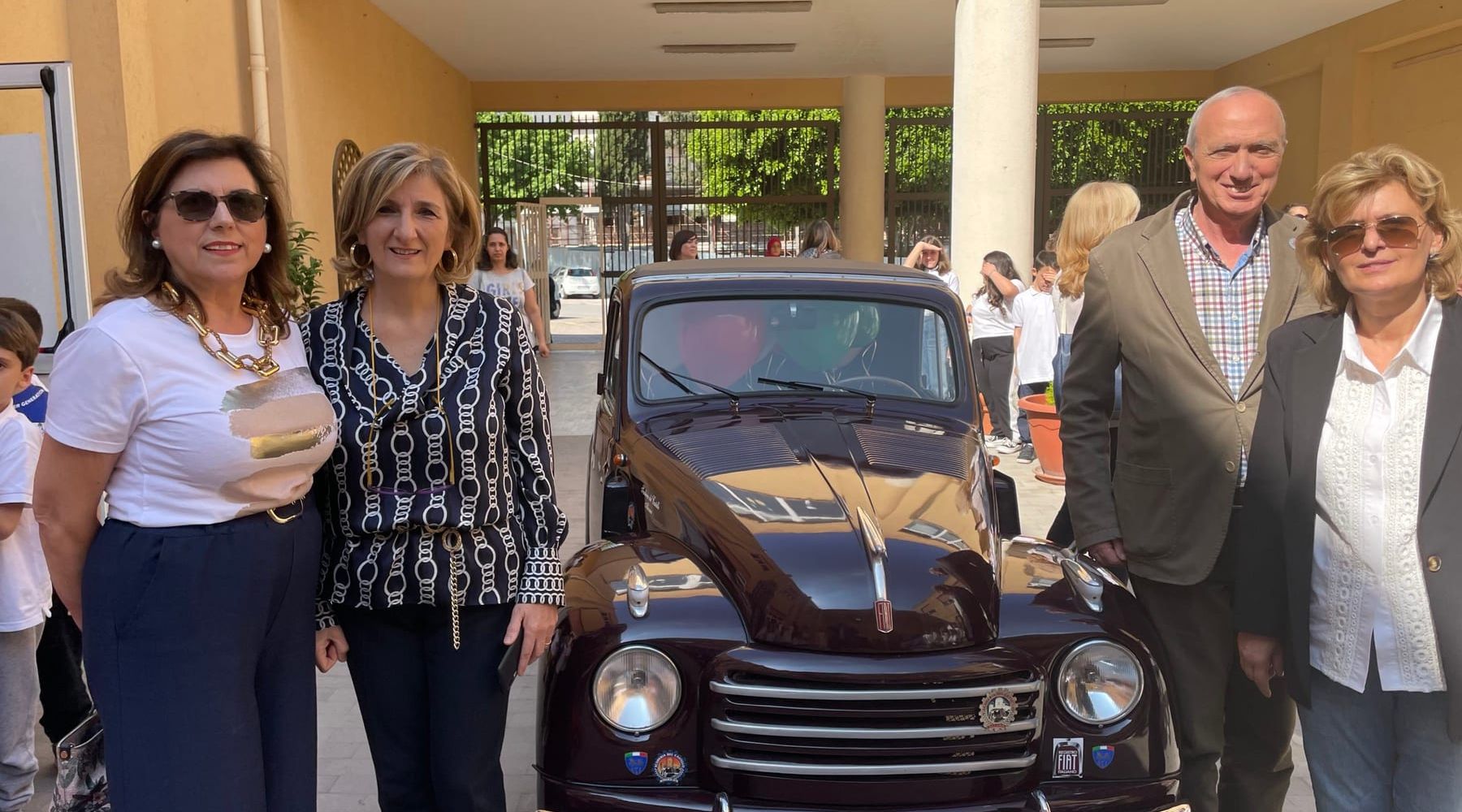 Alunni alla scoperta del mito 'Fiat Topolino'. Auto di ieri e di oggi nel progetto della 'Lombardo Radice'