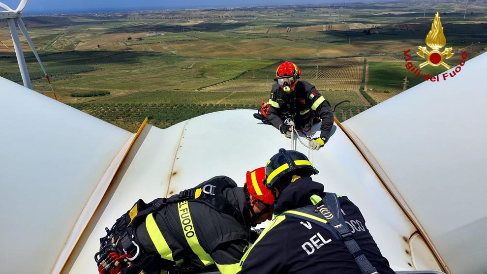 VVF, esercitazione di soccorso in parco eolico. Da Mazara si indica la strada al Corpo Nazionale