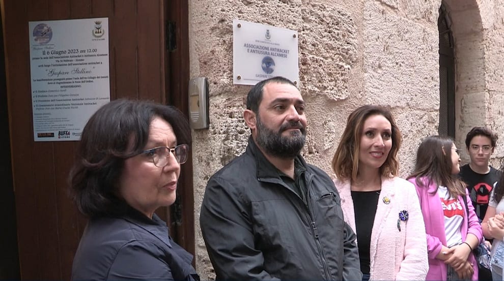 "Si è arreso per difendere noi", lo ha detto il figlio di Gaspare Stellino. Associazione antiracket prende suo nome (VIDEO)
