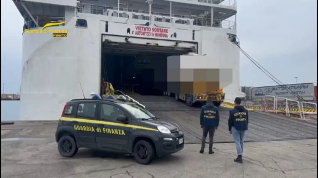 Olio rancido e falsamente EVO diretto nel trapanese. Finanzieri sequestrano 30 tonnellate al porto di Palermo