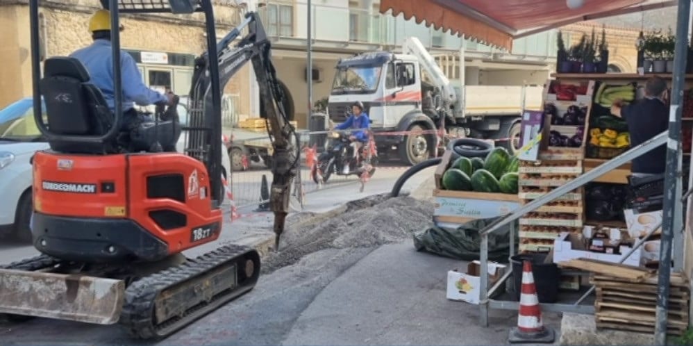 Disagi ad Alcamo, ripetuti scavi e black-out in Corso dei Mille. Problemi per i commercianti