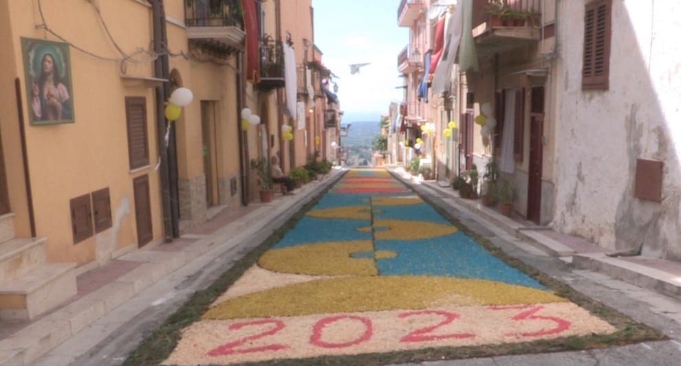 Infiorata di Borgetto con splendidi ‘quadri’. Lavoro di congregazione e volontari