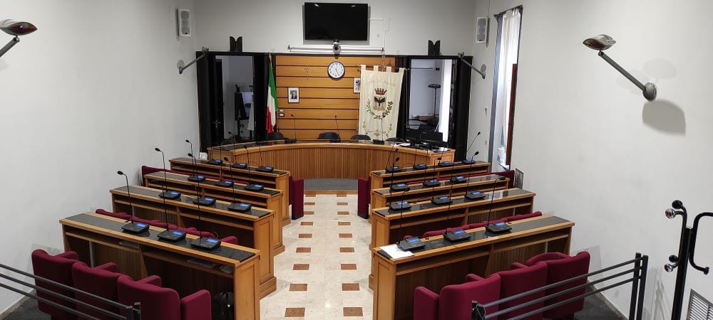 Nuovi software per la sala consiliare di Alcamo. Migliorano streaming e lavori d’aula