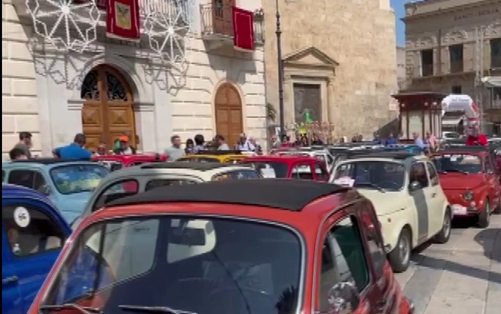 Fiat 500 e Vespe in bella mostra in piazza Ciullo ad Alcamo