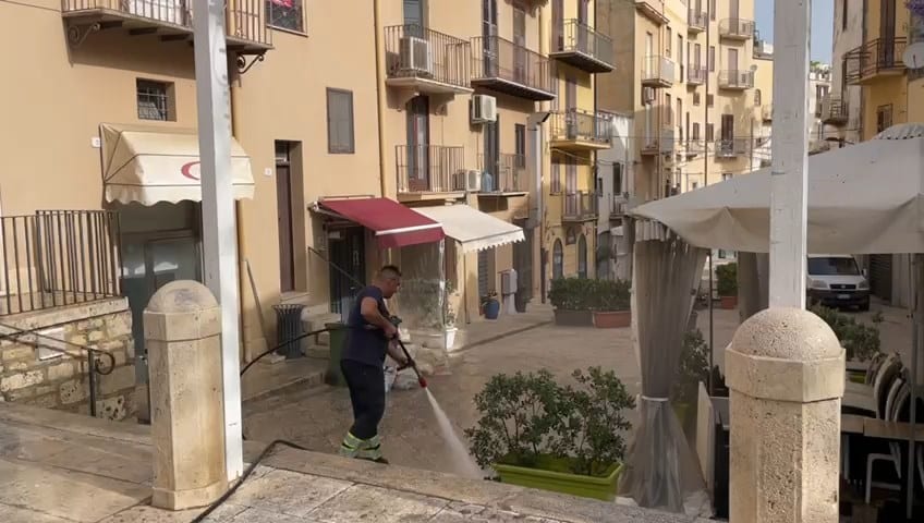 Festa patronale di Alcamo, serata con cestini colmi di rifiuti. Stamattina lavaggio straordinario