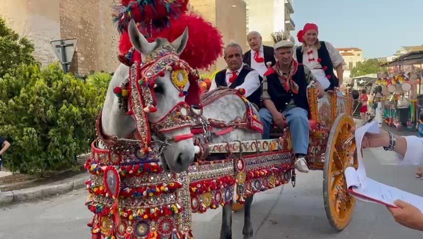 Sfilata di carretti, cavalli, dame e cavalieri ad Alcamo per la festa della Madonna