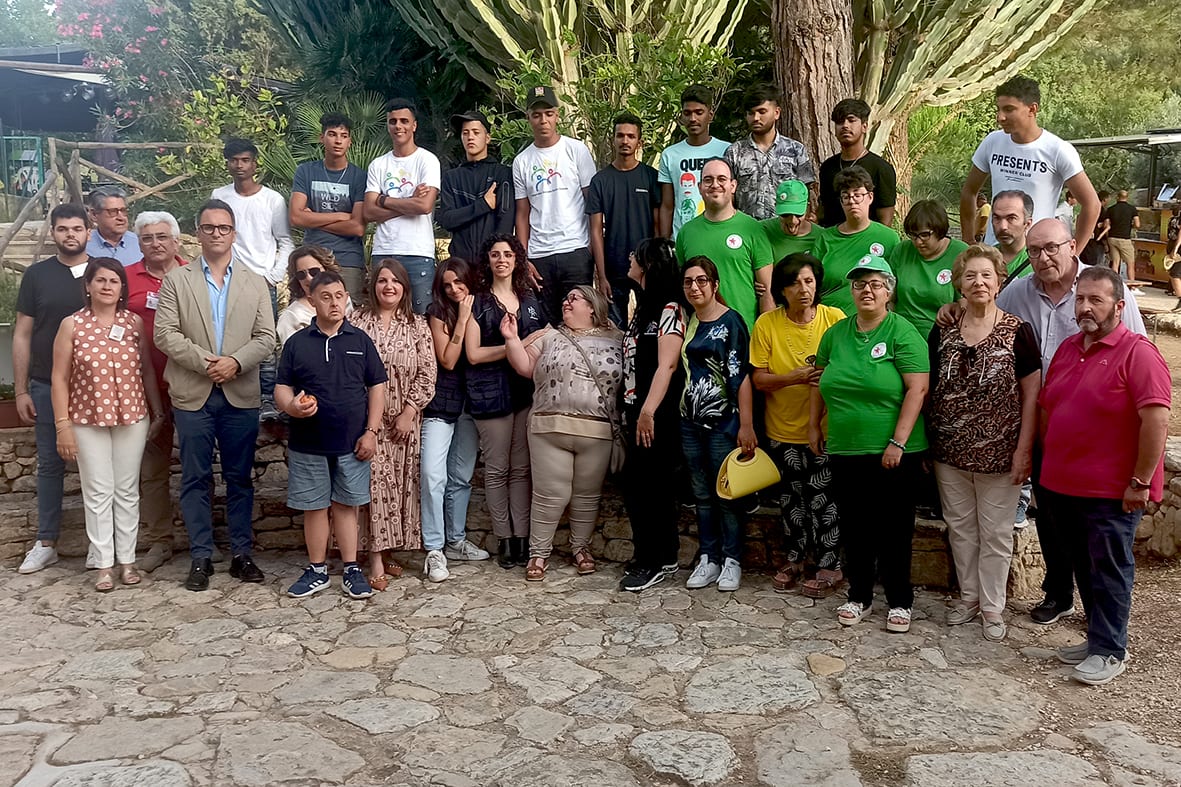 ‘Festa d’inizio estate’, vera integrazione a Valderice. Balli fra residenti, migranti e disabili