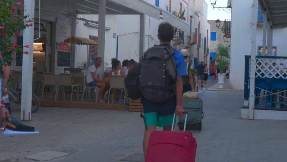 Divieto di circolazione a torso nudo nel centro di Favignana, pena la multa