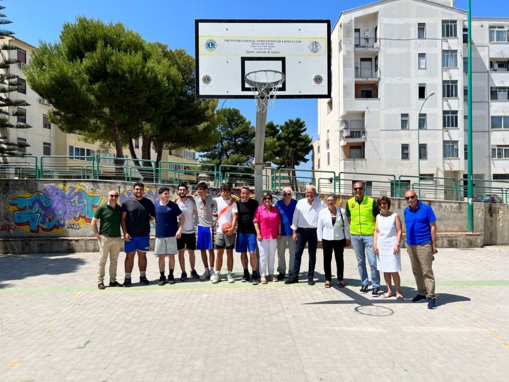 Alcamo, sostituito canestro danneggiato in playground. Regalo del Lions Club