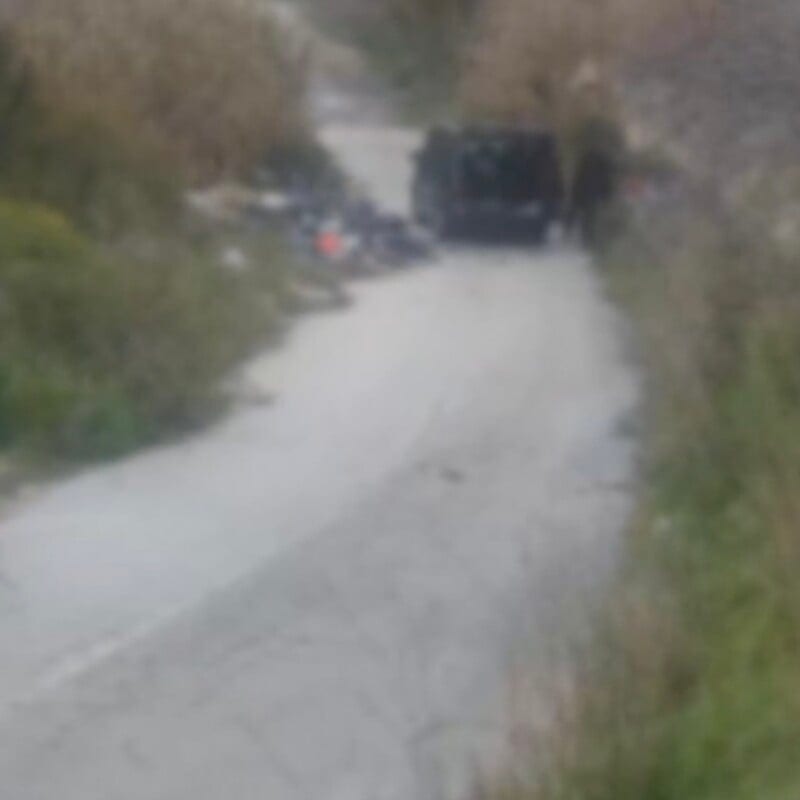 Getta rifiuti in strada a Marsala. Multa salata e sequestro del mezzo.