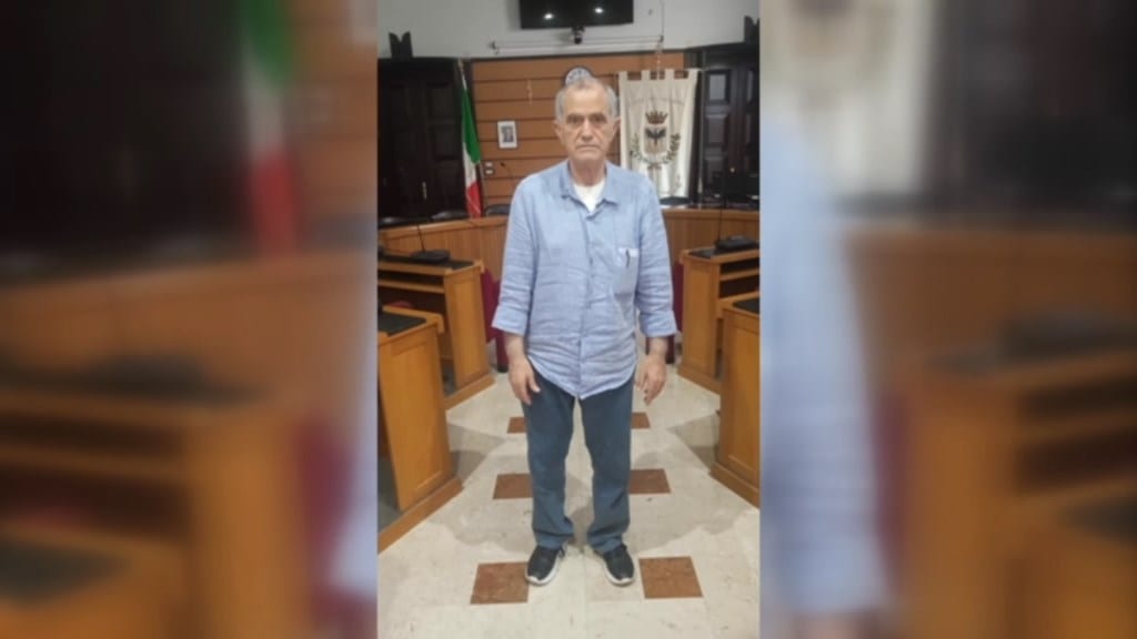 Dopo 37 giorni lascia l'aula consiliare di Alcamo. Caldarella: "Hanno tentato di buttarmi fuori"