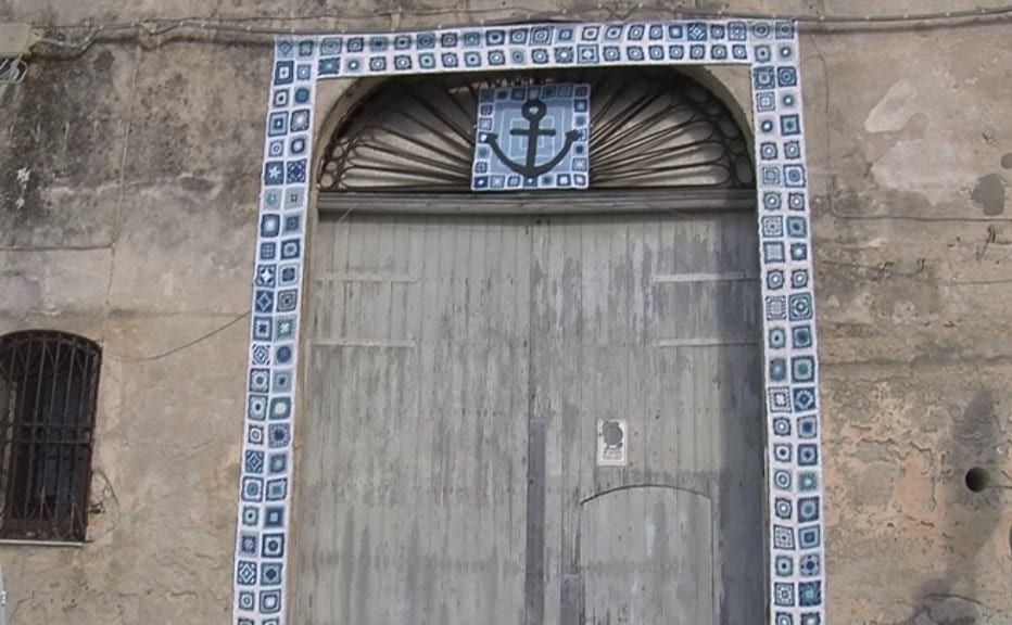 "Purtuna cunzati", abbelliti ingressi fatiscenti. Risplendono edifici in disuso a Petrolo