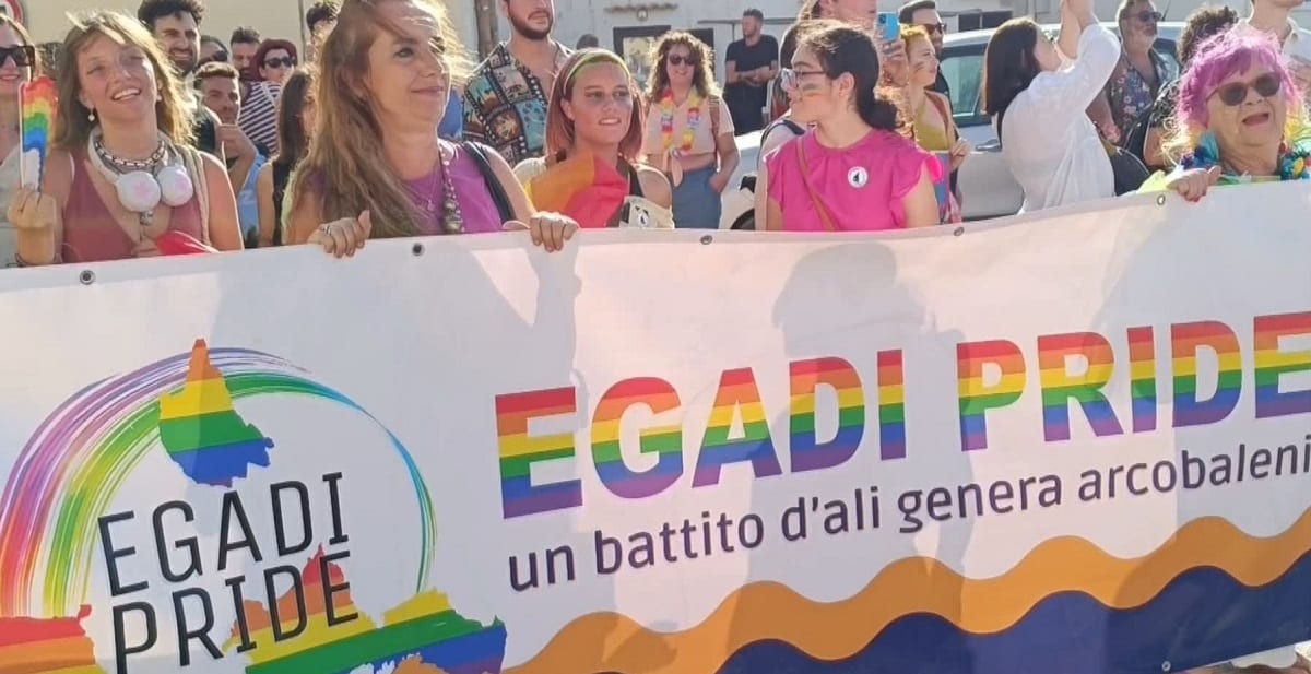 L'Egadi Pride colora di solidarietà e diritti civili l’isola di Favignana. Corteo e festa per l’uguaglianza