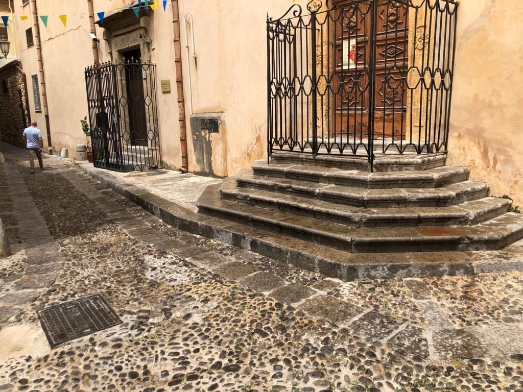Vandali imbrattano chiesa del Purgatorio di Carini, la denuncia dell'arciprete Giacomo Sgroi