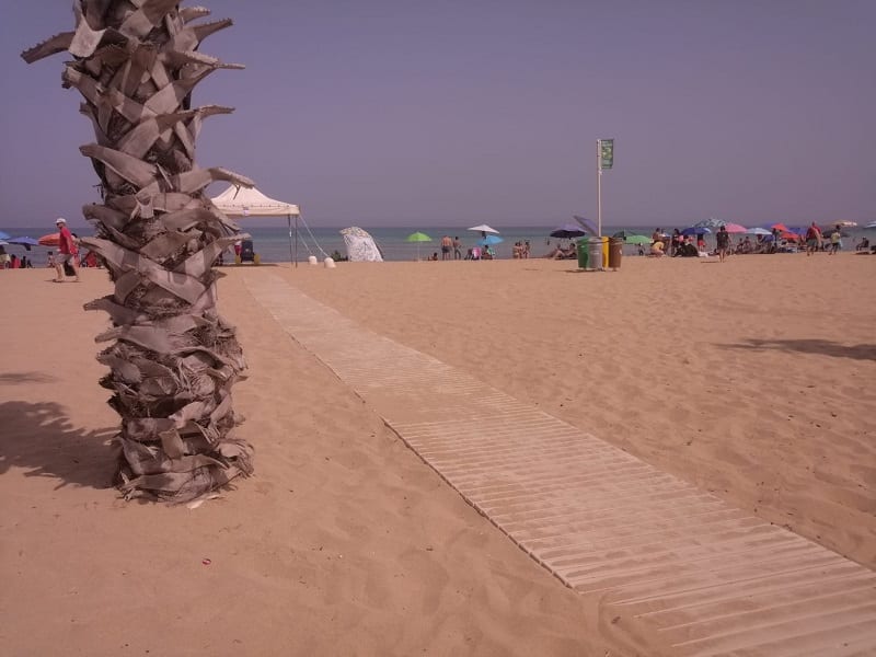 Spiaggia di San Giuliano senza bagnini. La denuncia del consigliere Maltese