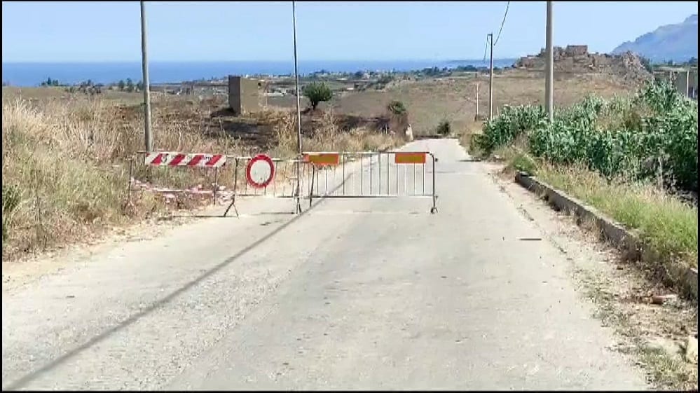 Incendio sulla ‘interprovinciale’ Alcamo-Balestrate, a fuoco anche rifiuti. Ordinanza di chiusura