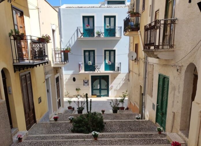 Decoro urbano a Castellammare, associazione albergatori invita esercenti a 'dare una mano'