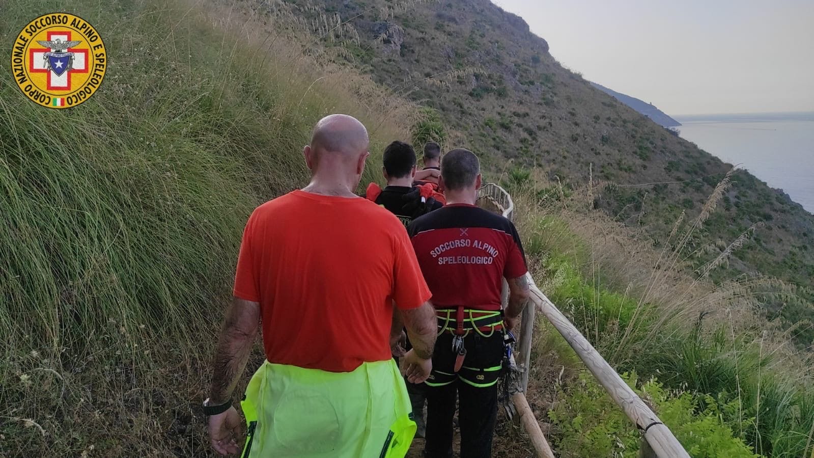 Nuovo soccorso allo Zingaro, turista calabrese trasportato per 2 chilometri sotto il sole cocente