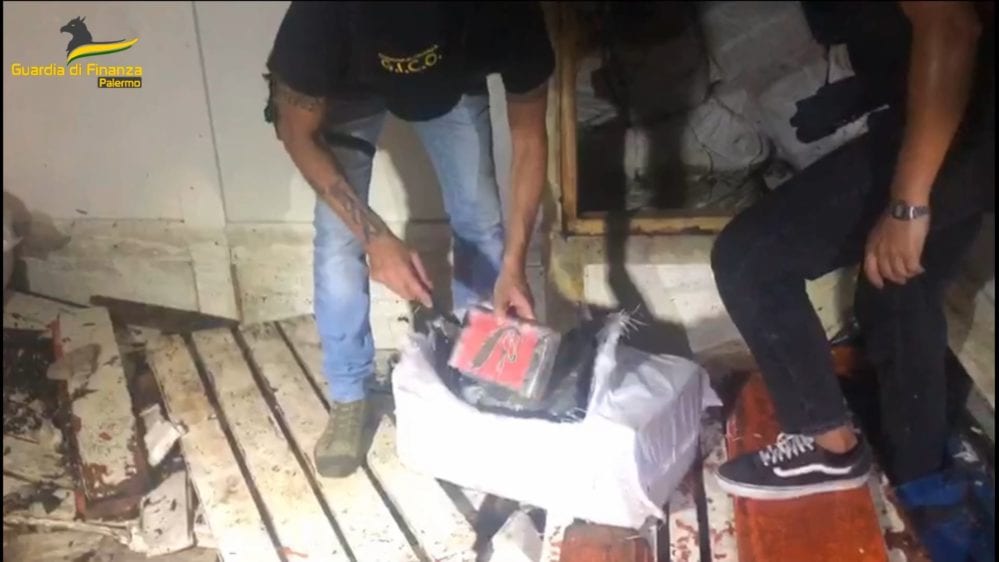 Cocaina, maxi sequestro in mare. GdF recupera 5,3 tonnellate di cocaina, 850 milioni di valore (VIDEO)