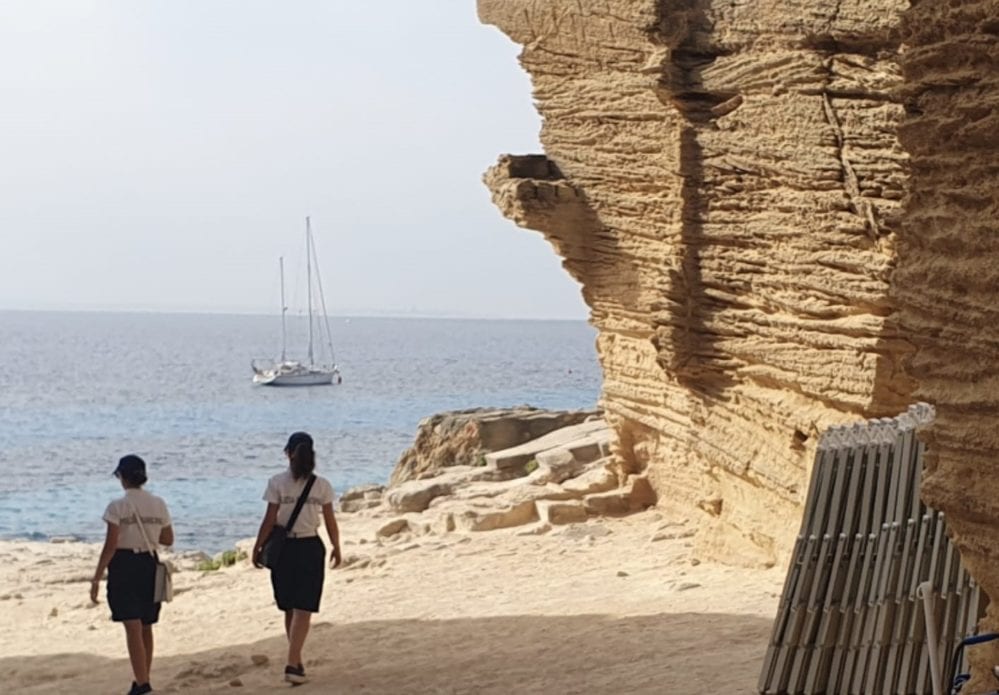 Favignana, lettini in area demaniale senza autorizzazioni. Sanzionato noleggiatore