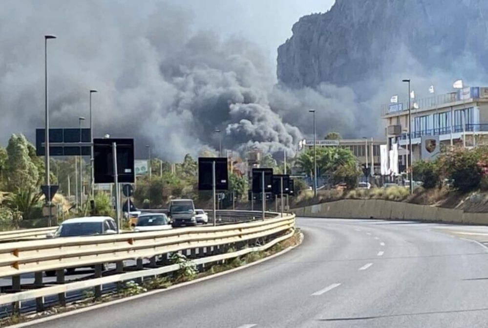 Fuoco e fumo nero in concessionaria tra Isola e Capaci, autovetture distrutte