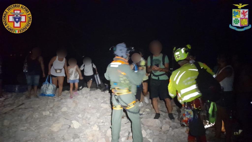 ‘Inferno’, aeroporto di Punta Raisi riaperto alle 11. Evacuato Calampiso, VVF turni no-stop
