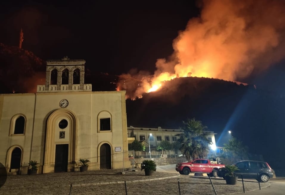 Fiamme a monte Gradara di Borgetto, in salvo quadro della Madonna